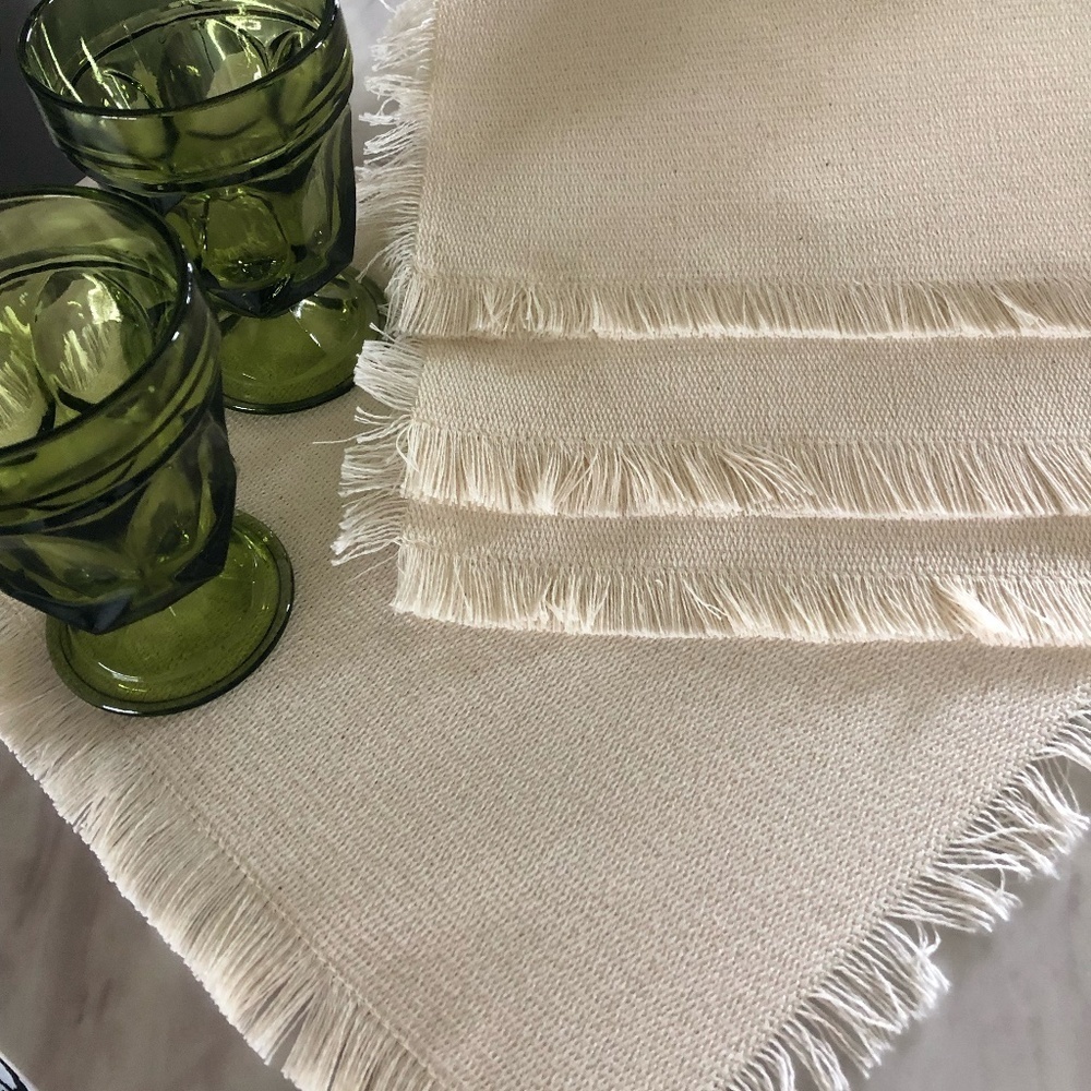 SET OF 4 BEAUTIFUL CREAM COLORED PLACEMATS WITH FRINGE NWOT - Picture 2 of 6